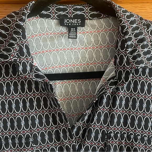 Jones New York womens Black/red/white blouse v-neck w/collar size medium - Picture 3 of 8